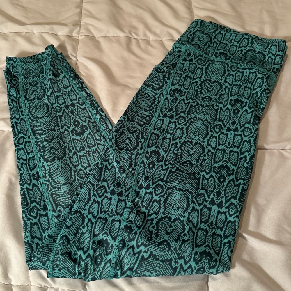3X POP Fit Women's Green Grey Snakeskin Print Athletic Leggings with Pockets - Picture 12 of 12
